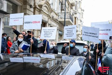 Fransa səfirliyinin qarşısında piket keçirilib 