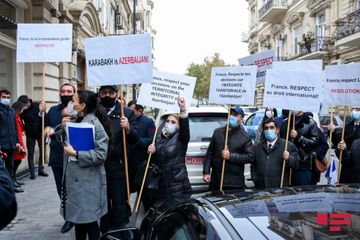 Fransa səfirliyinin qarşısında piket keçirilib 