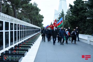 Bir qrup Ağdam sakini Şəhidlər Xiyabanını ziyarət edib  - FOTO