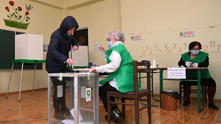 Правящая партия в Грузии побеждает на парламентских выборах