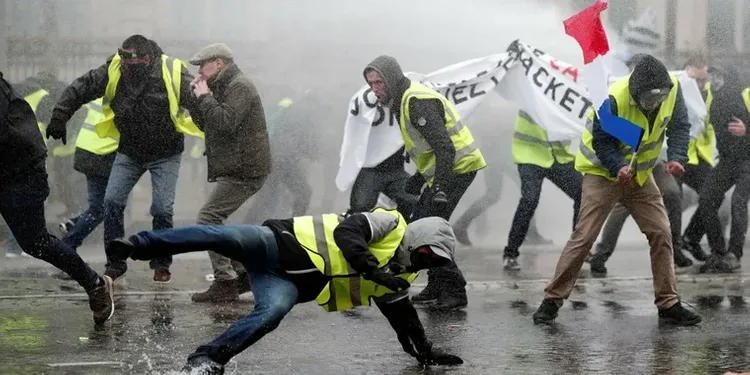 Parisdə "Qlobal təhlükəsizlik haqqında" qanuna qarşı keçirilən nümayişlər zamanı 23 nəfər saxlanılıb