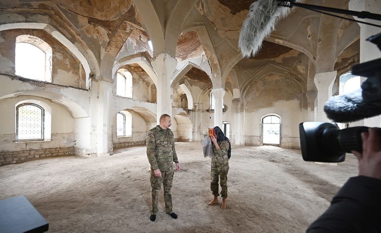 Президент Ильхам Алиев подарил Агдамской мечети привезенный из Мекки Коран