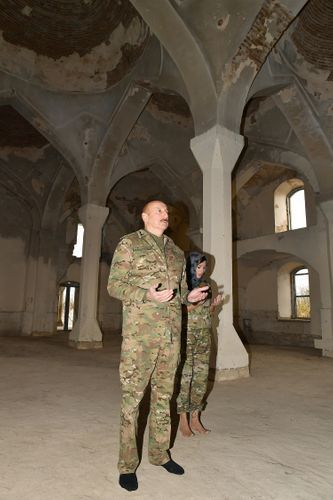 Президент Ильхам Алиев подарил Агдамской мечети привезенный из Мекки Коран