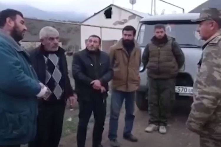 Азербайджанские военнослужащие помогли армянам покинуть Гюлаблы - ВИДЕО
