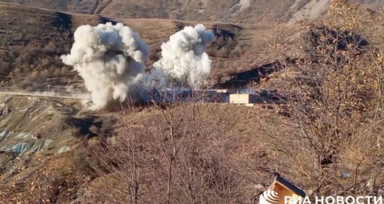 Армянские военные взорвали здание военной части, покидая Кяльбаджар - ВИДЕО