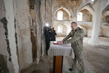 Президент Ильхам Алиев подарил Агдамской мечети привезенный из Мекки Коран