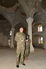 Президент Ильхам Алиев подарил Агдамской мечети привезенный из Мекки Коран