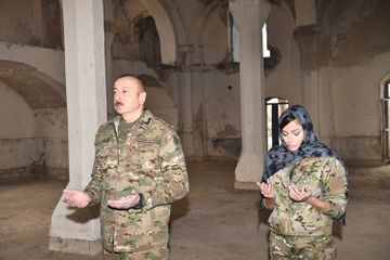 Президент Ильхам Алиев подарил Агдамской мечети привезенный из Мекки Коран