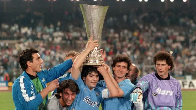 Neapol stadionuna Maradonanın adı verilə bilər