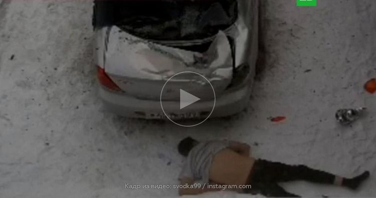 В России пьяный мужчина выжил после падения с шестого этажа на машину - ВИДЕО