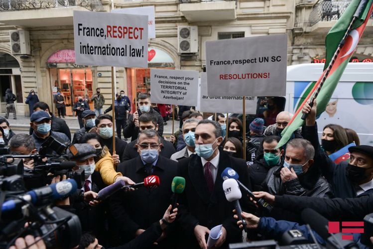 Перед посольством Франции в Азербайджане прошла акция протеста - ОБНОВЛЕНО - ВИДЕО