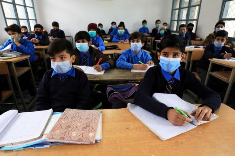 Pakistan shuts schools to curb new coronavirus infections