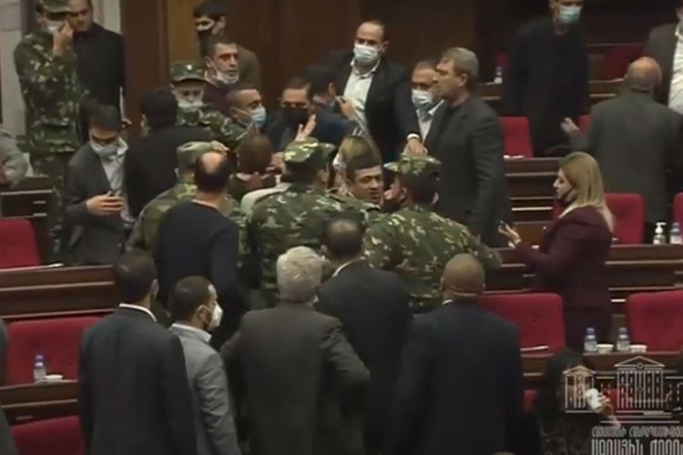 Ermənistan parlamentinin bugünkü iclasında dava düşüb - VİDEO