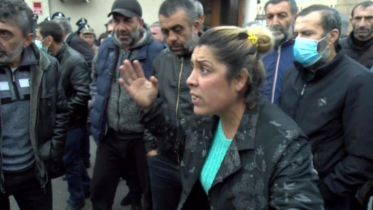 Родители солдат, находящихся в Карабахе, проводят масштабную акцию перед зданием МО Армении
