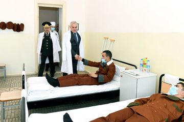 Naxçıvan Ali Məclisinin Sədri yaralı hərbçilərlə görüşüb