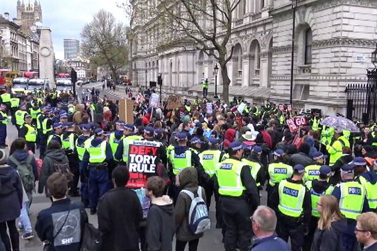 Londonda karantin tədbirlərinə qarşı keçirilən aksiyalarda 155 nəfər saxlanılıb