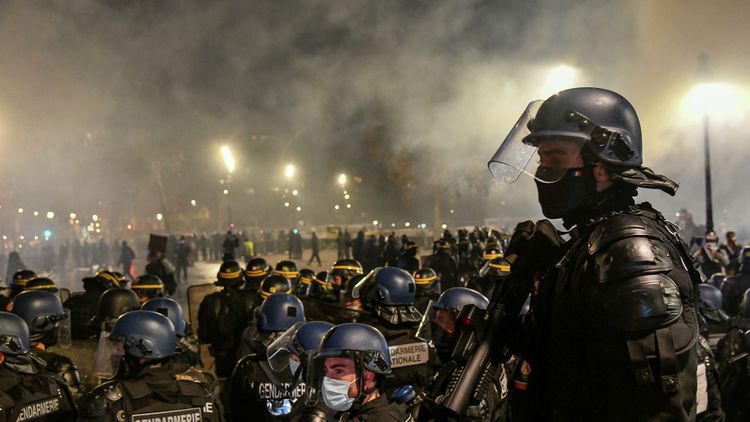 Во Франции почти 100 полицейских пострадали во время акций протеста