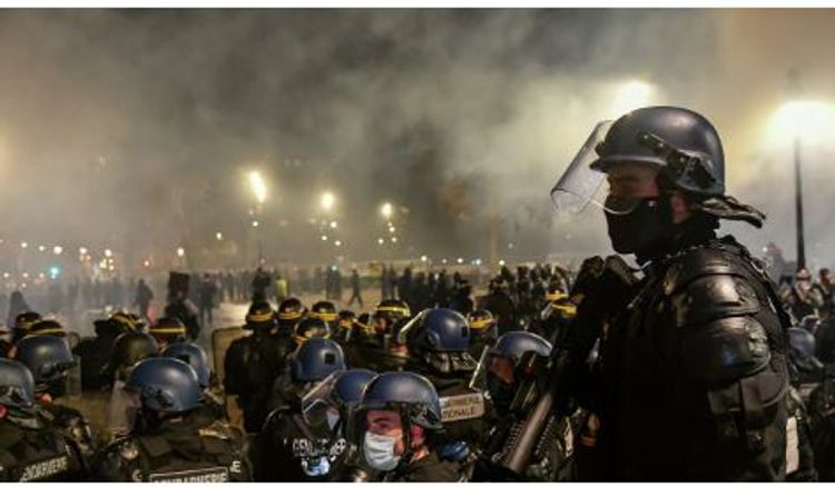 Fransada etiraz aksiyaları zamanı 100-ə yaxın polis əməkdaşı xəsarət alıb - VİDEO