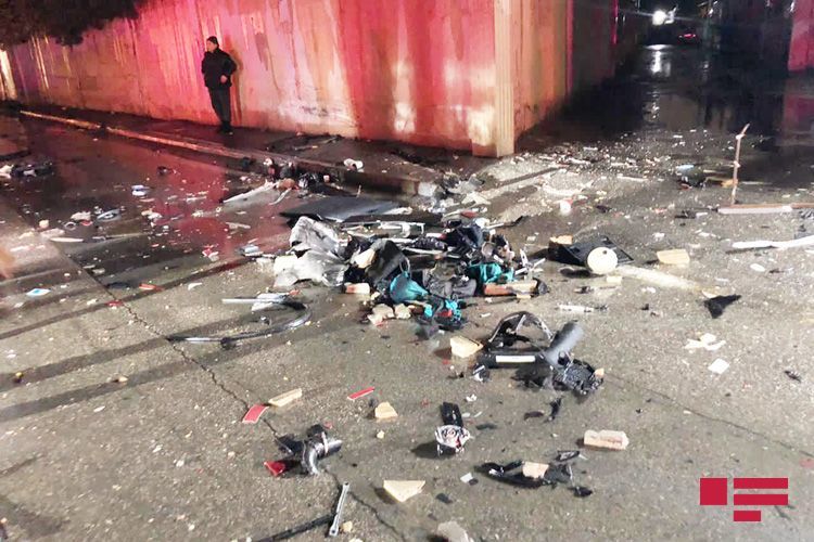 В Баку автомобиль врезался в магазин, погибли три медработника - ФОТО