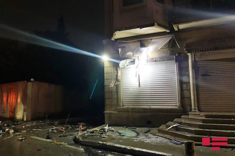 В Баку автомобиль врезался в магазин, погибли три медработника - ФОТО