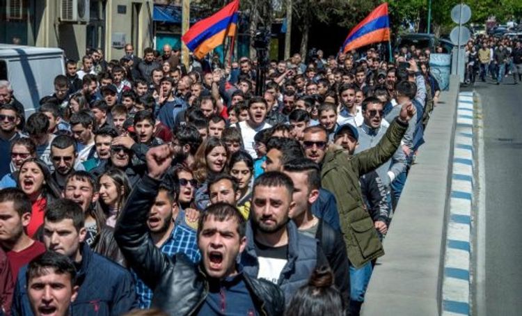 Армянская оппозиция перекрыла центральный проспект Еревана