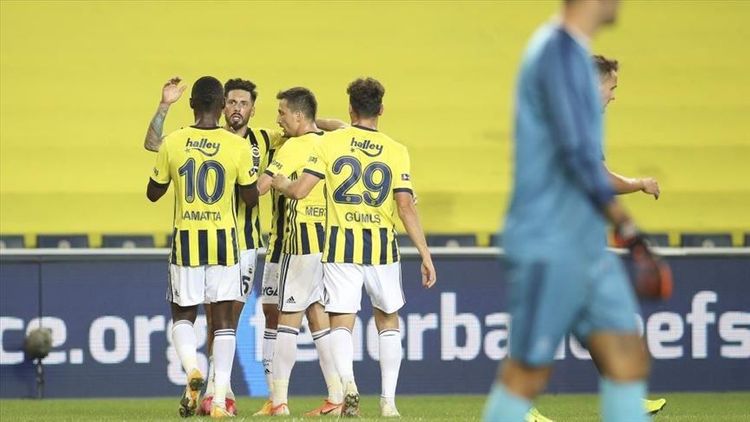 Football: 10-man Fenerbahce beat Fatih Karagumruk 2-1