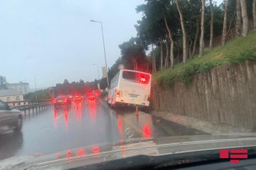 Bakıda sərnişin avtobusu qəza törədib - FOTO