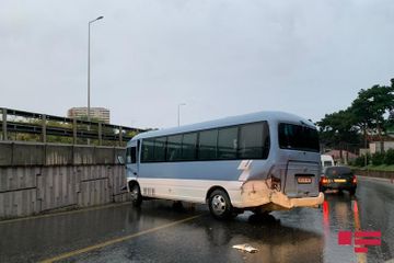 Bakıda mikroavtobus piyadanı vurduqdan sonra aşıb - FOTO