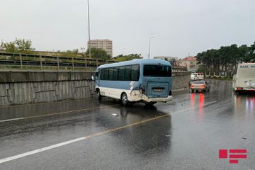 Bakıda mikroavtobus piyadanı vurduqdan sonra aşıb - FOTO