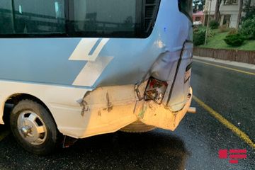 Bakıda mikroavtobus piyadanı vurduqdan sonra aşıb - FOTO