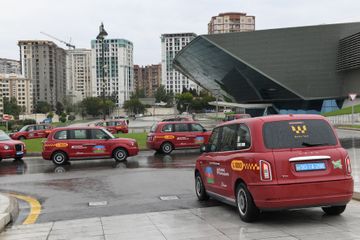 "Baku Taksi" avtomobilləri Azərbaycan bayrağı ilə bəzədilib - FOTO
