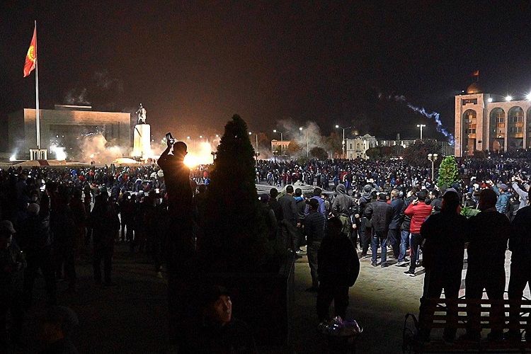Bişkekdə etiraz aksiyaları zamanı xəsarət alanların sayı 590-a çatıb, ölən var - YENİLƏNİB
