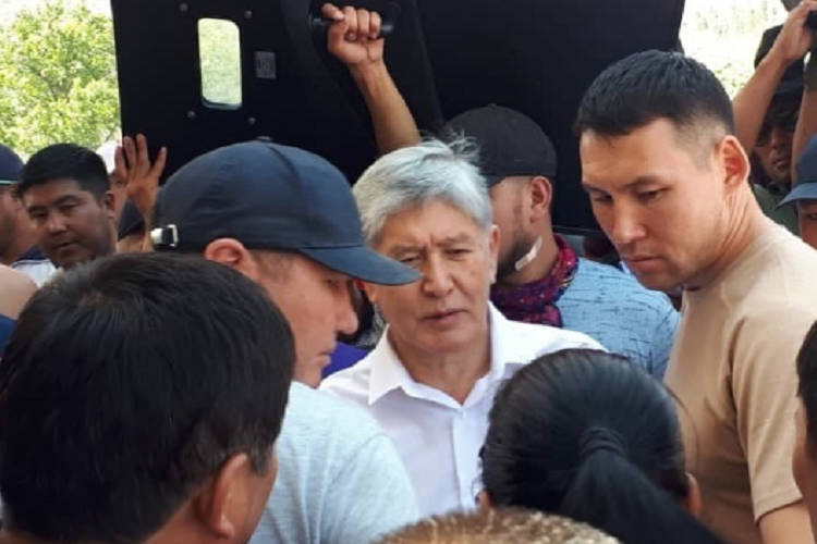 Экс-президента Кыргызстана Алмазбека Атамбаева освободили из СИЗО - ВИДЕО