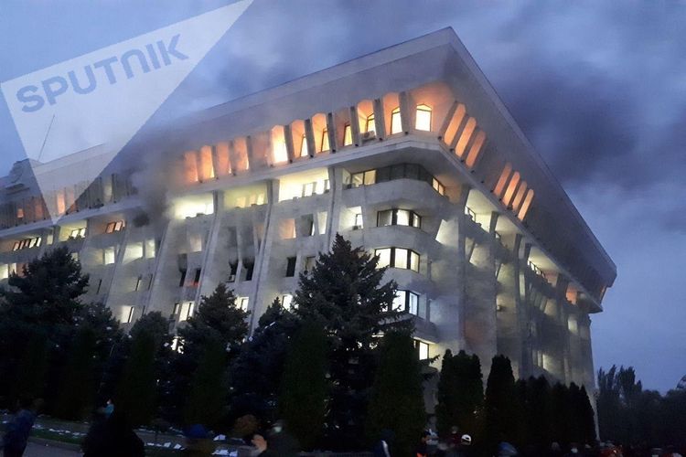 Qırğızıstan parlamentinin binasında yanğın törədilib - FOTO - VİDEO