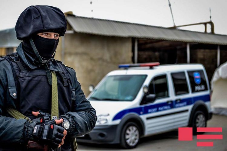 В двух задержанных на комендантском посту автомобилях в Абшеронском районе обнаружено огнестрельное оружие 