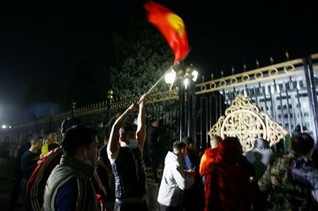Qırğızıstan parlamentinin binasında yanğın törədilib - FOTO - VİDEO