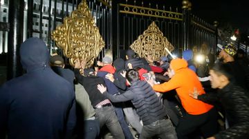 Qırğızıstan parlamentinin binasında yanğın törədilib - FOTO - VİDEO