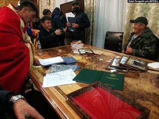 Qırğızıstan parlamentinin binasında yanğın törədilib - FOTO - VİDEO