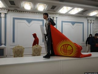 Qırğızıstan parlamentinin binasında yanğın törədilib - FOTO - VİDEO