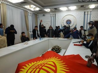 Qırğızıstan parlamentinin binasında yanğın törədilib - FOTO - VİDEO