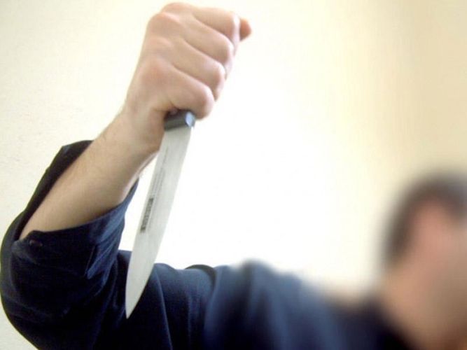 В Баку покупатель нанес 3 удара ножом в спину продавца