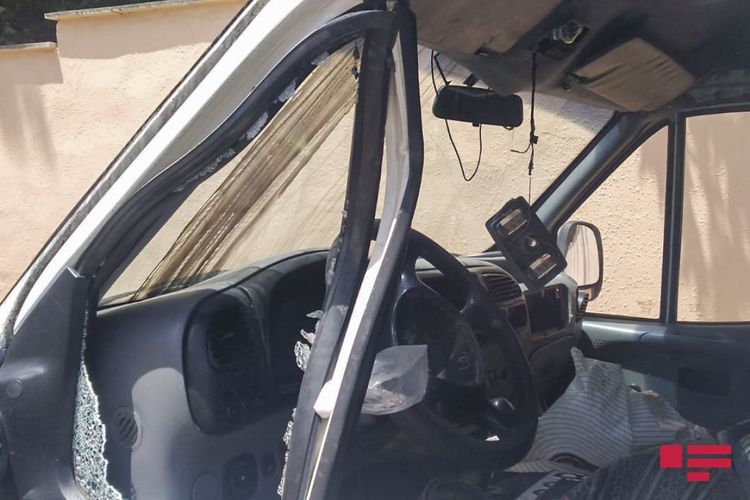 В Баку автомобиль врезался в столб, водитель погиб