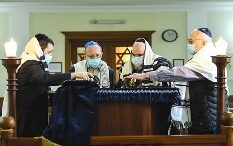 Ashkenazi Jews, living in Azerbaijan, pray for victory