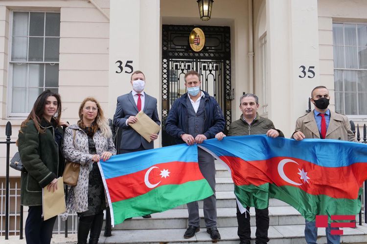 Проживающие в Британии азербайджанцы вручили благодарственные письма посольствам ряда стран в Лондоне - ФОТО