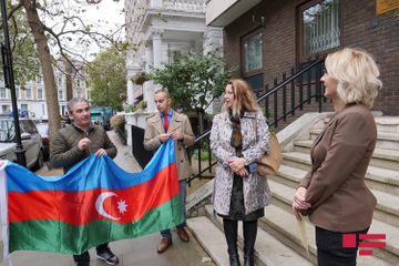 Həmyerlilərimiz Londondakı bir sıra ölkə səfirliklərinə təşəkkür məktubu təqdim edib - FOTO