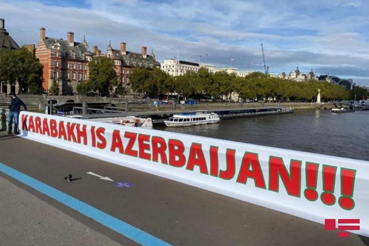 Перед зданием британского парламента установили баннер «Карабах – Азербайджан!» - ФОТО