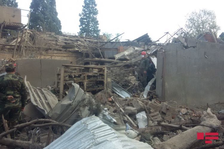 Завершены поисково-спасательные работы в разрушенном ракетой здании в Гяндже