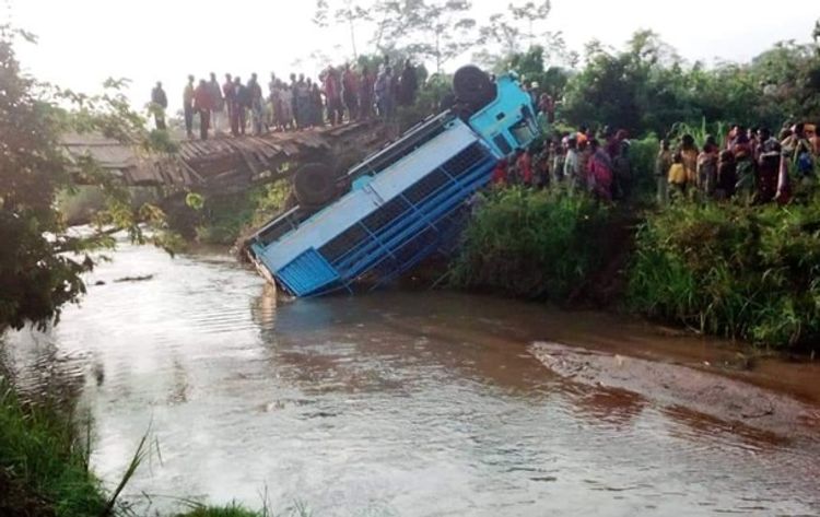 Burundidə avtomobil çaya düşüb, 16 nəfər ölüb