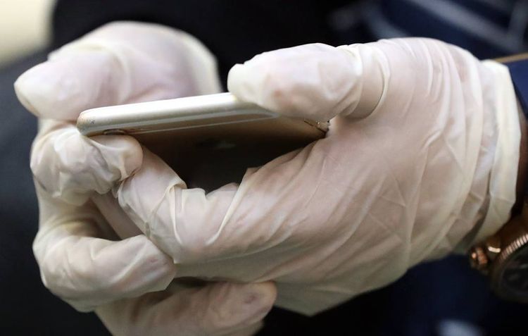 Ученые рассказали, сколько коронавирус «живет» на купюрах и экранах смартфонов