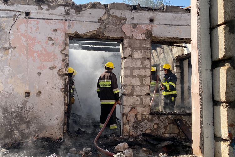 В жилом доме произошел пожар после разрыва армянского снаряда - ВИДЕО